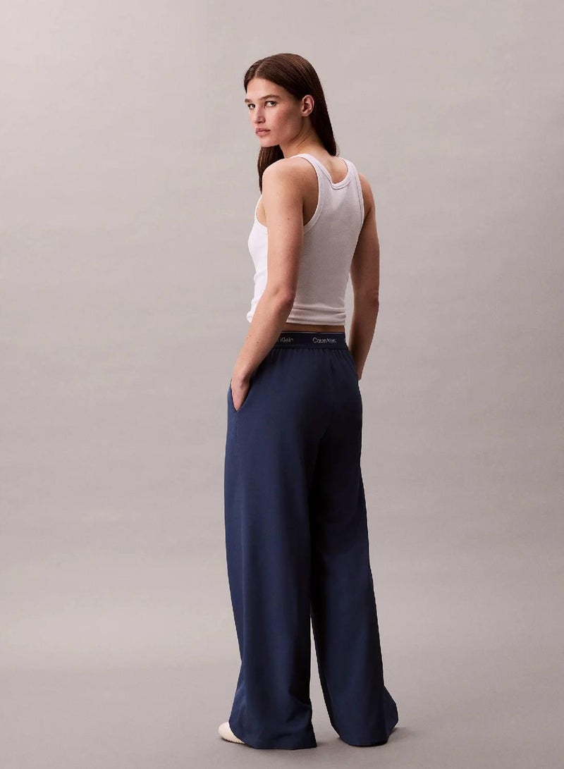 كالفن كلاين بنطال رياضي بأرجل واسعة من تشكيلة Performance - Image 2