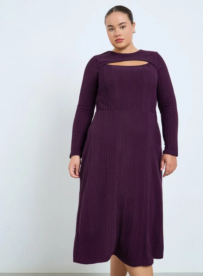 ستايلي فستان ميدي بتفاصيل فتحات مقاس كبير