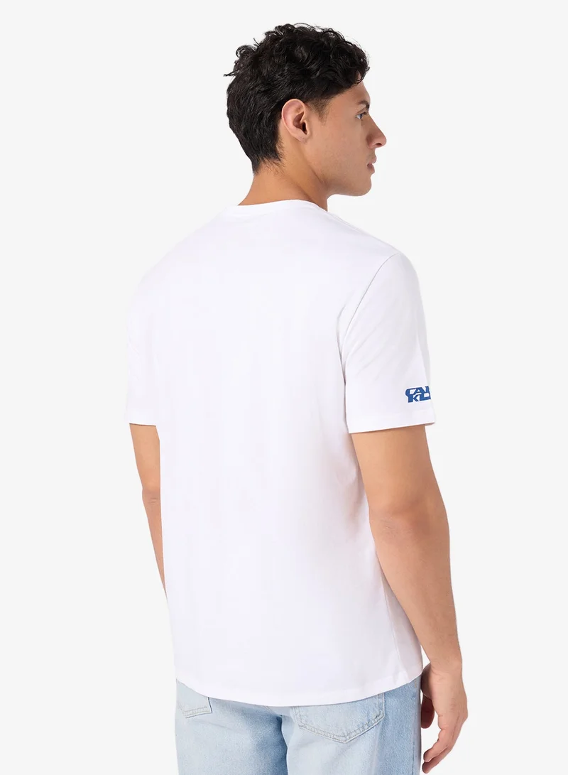 كالفن كلاين جينز تيشيرت بطبعة خطوط مونولوجو