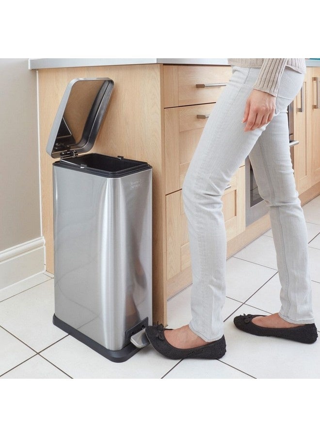 بلاك اند ديكر سلة مهملات بدواسة من الستانلستيل باللونين الفضي والأسود سعة 20 لترًا 61092 - Image 5