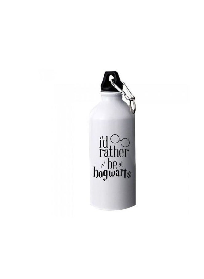 حكاية شمعة زجاجة مياه من الألومنيوم ، زجاجة شرب لكرة القدم بطبعة تصميم "Harry potter I'd rather be at Hogwarts" بلون أبيض - Image 1
