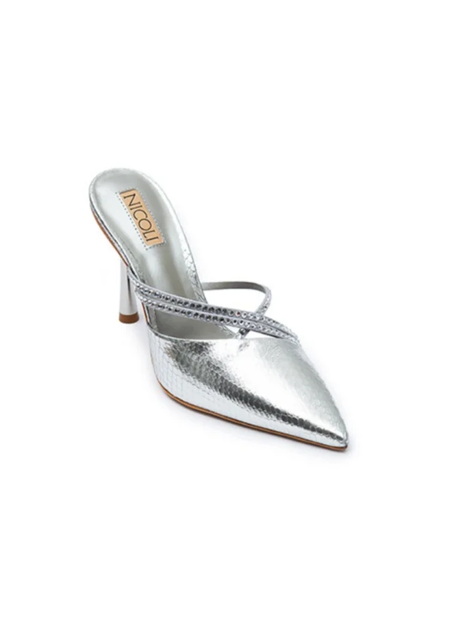 نيكولي Classy Pumps stealing light with it's metallic shine