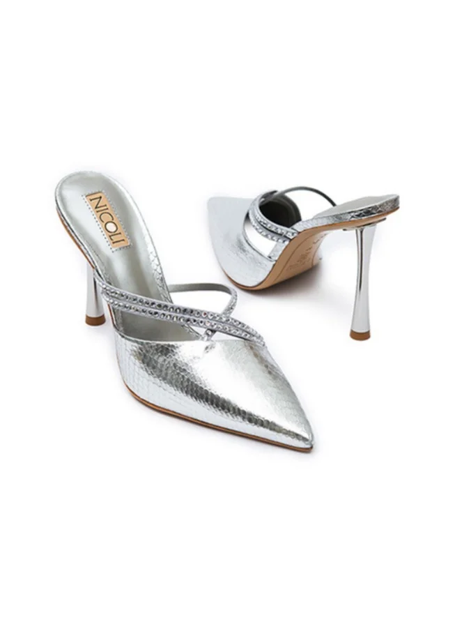 نيكولي Classy Pumps stealing light with it's metallic shine