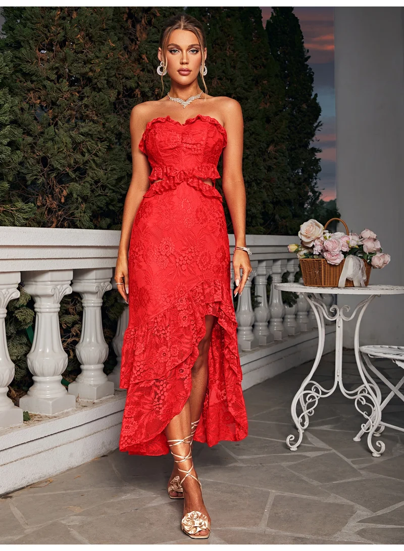 SIMPLEE A strapless red evening gown with a high slit