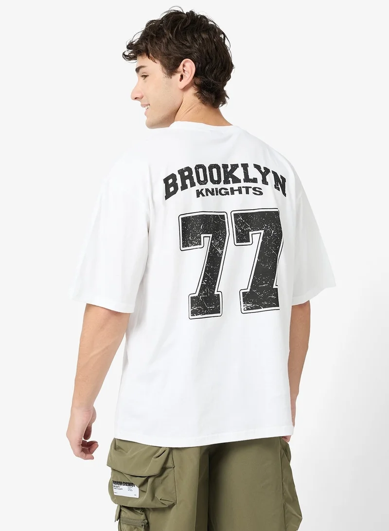 سفنتي فايف تيشيرتات بطباعة جرافيك كبيرة الحجم