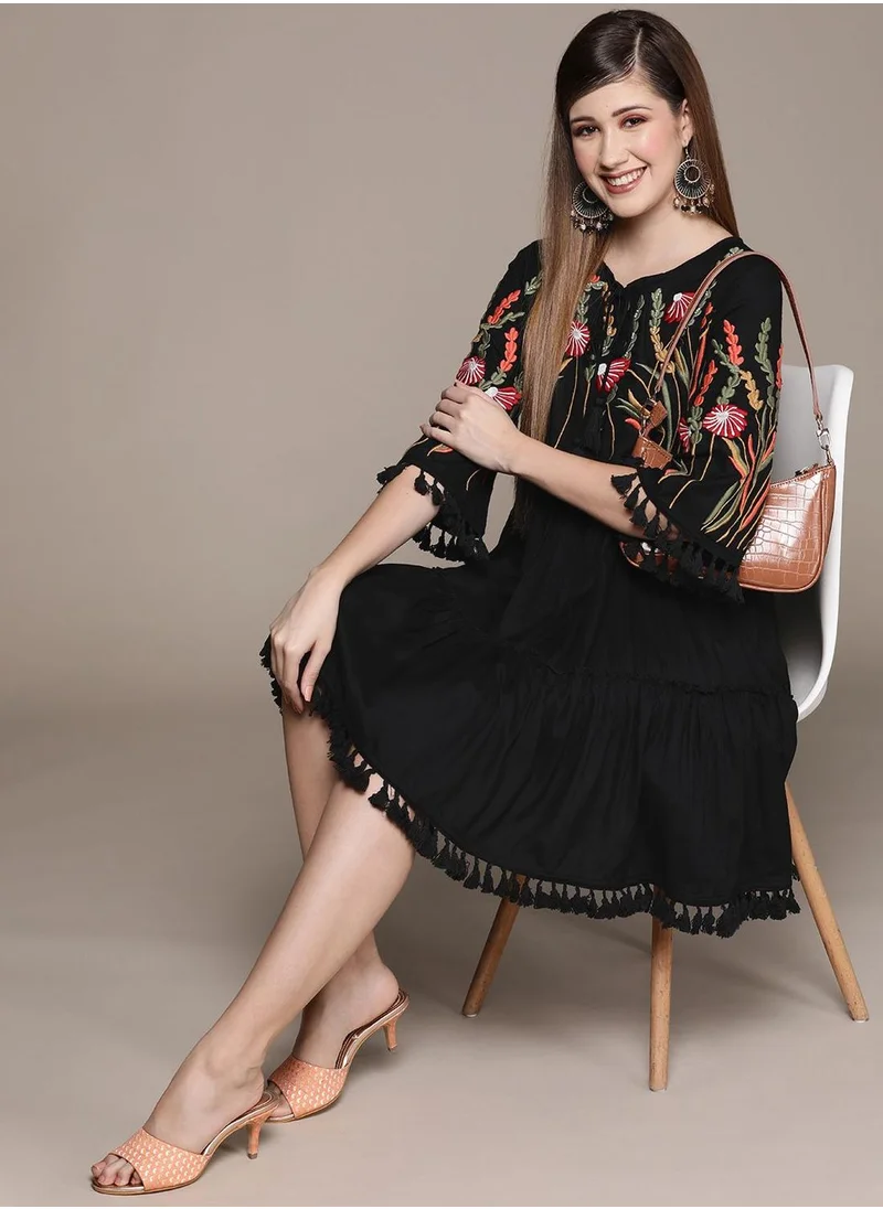 آي شين Women Black & Green Floral Embroidered Tiered A-Line Dress