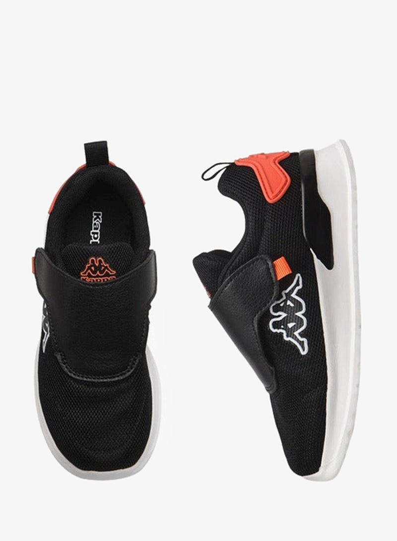 كابا حذاء رياضي للأولاد بتفاصيل شعار وإغلاق بشريط لاصق - Image 3