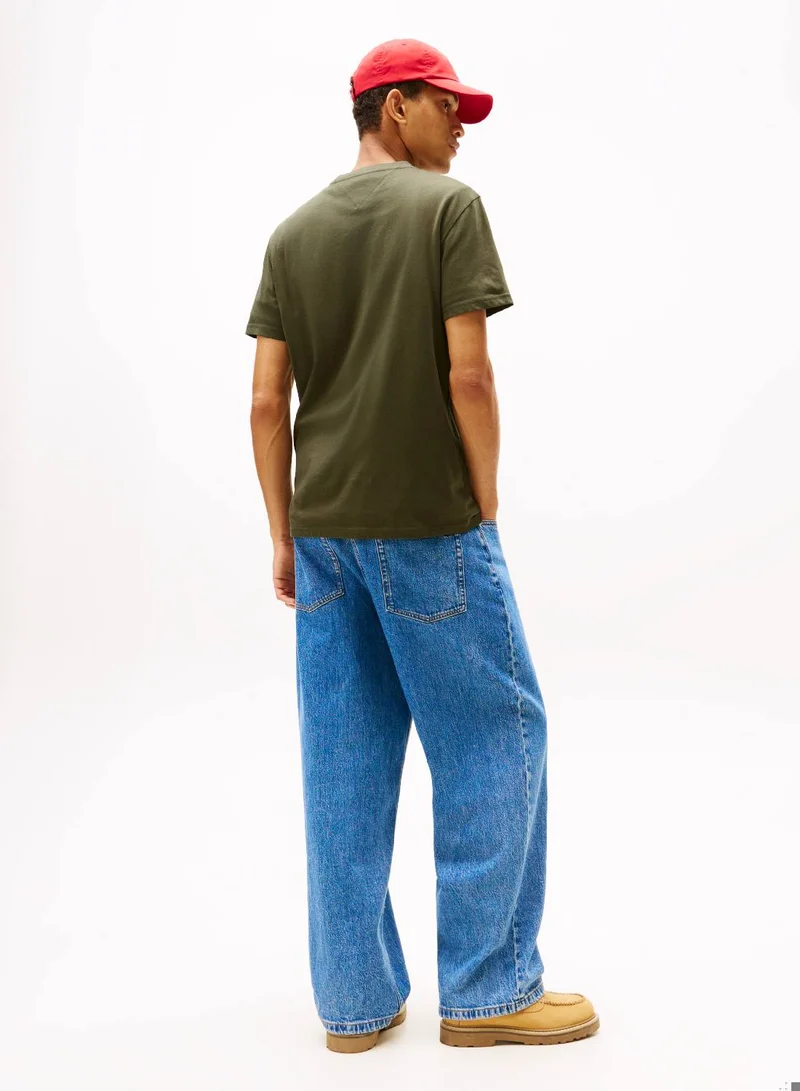 تومي جينز تيشيرت برقبة دائرية وقصّة سليم بشعار