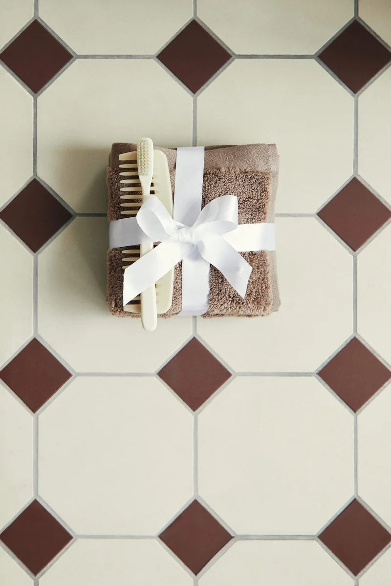 اتش اند ام منشفة من الفىنيل بتصميم مطرّز