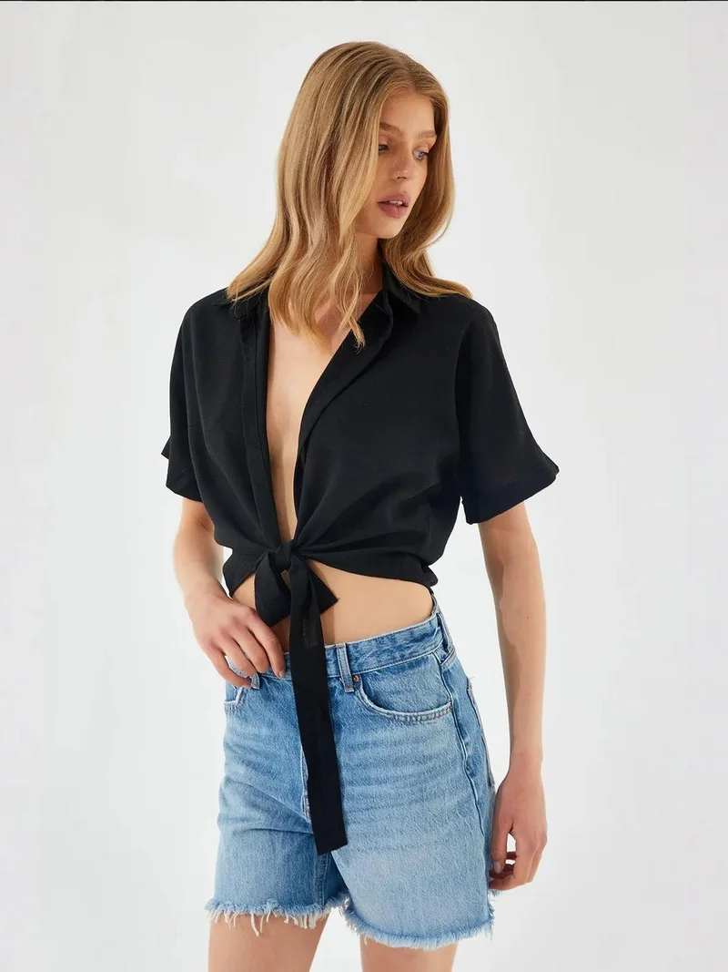 ميكسراي قميص قصير بقصة ضيقة وياقة على شكل حرف  ورباط