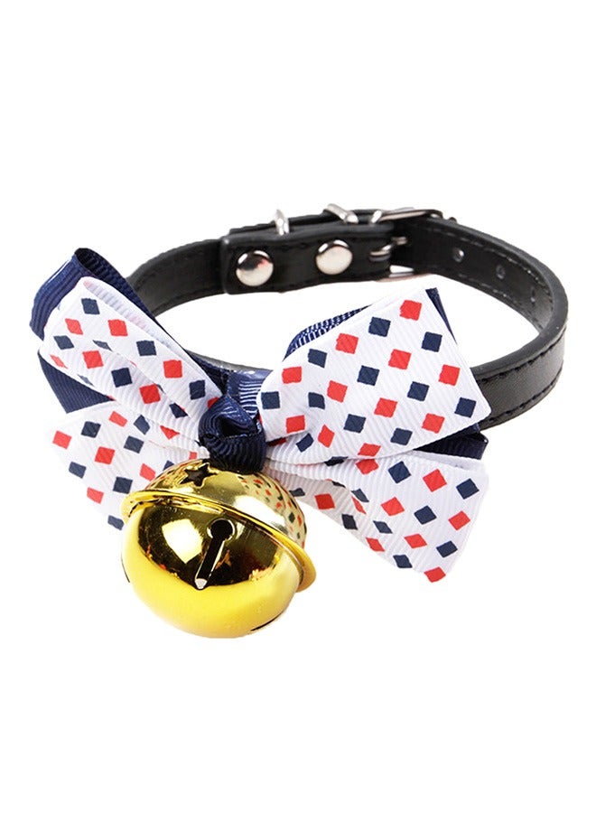 طوق القطة مع بيل. شريط مفحص النمط. ياقة القوس اللطيفة لفتى القطط، ناعم، أبيض