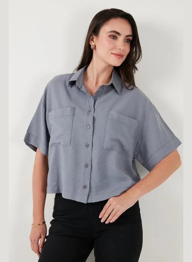 ليلا قميص نسائي بأكمام قصيرة وتفاصيل جيوب مقاس عادي ليلى