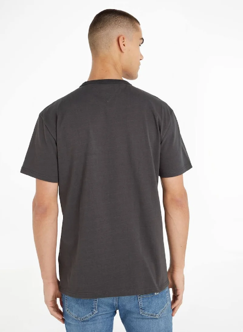 TOMMY JEANS Badge Classic Fit T-Shirt