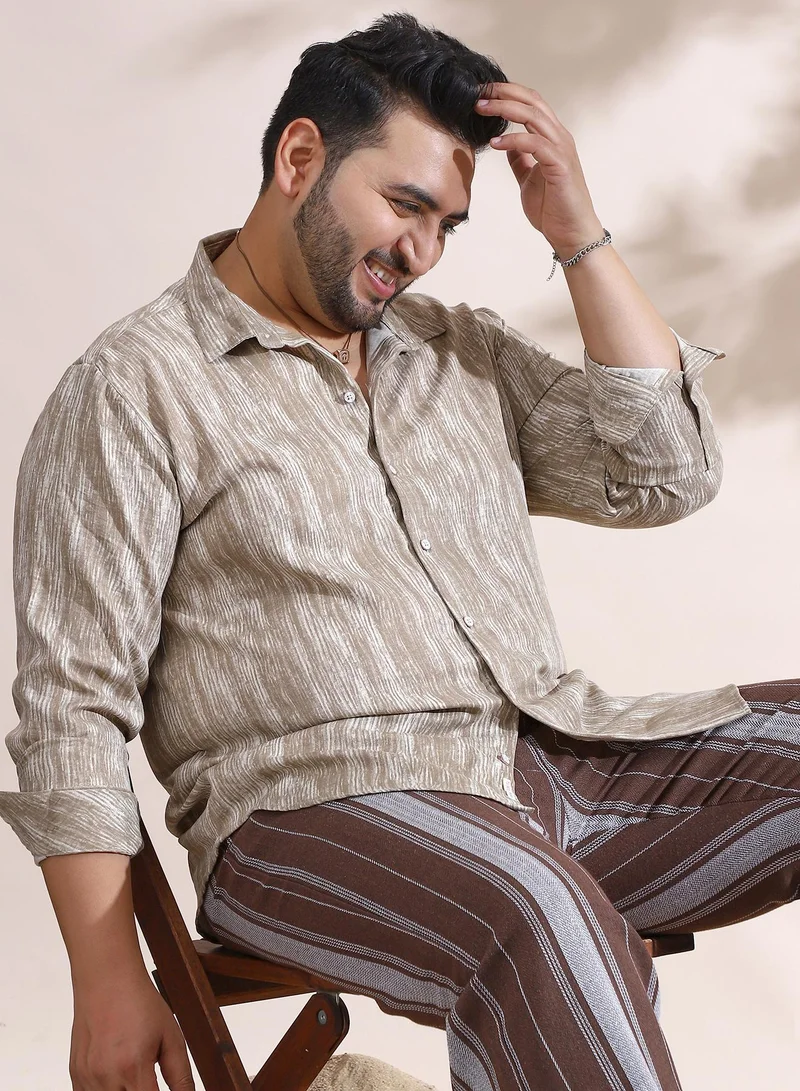 انستافاب بلس قميص رجالي مقاس كبير بيج وأبيض بنقشة مموجة للارتداء الكاجوال بياقة واسعة وأكمام طويلة بأزرار