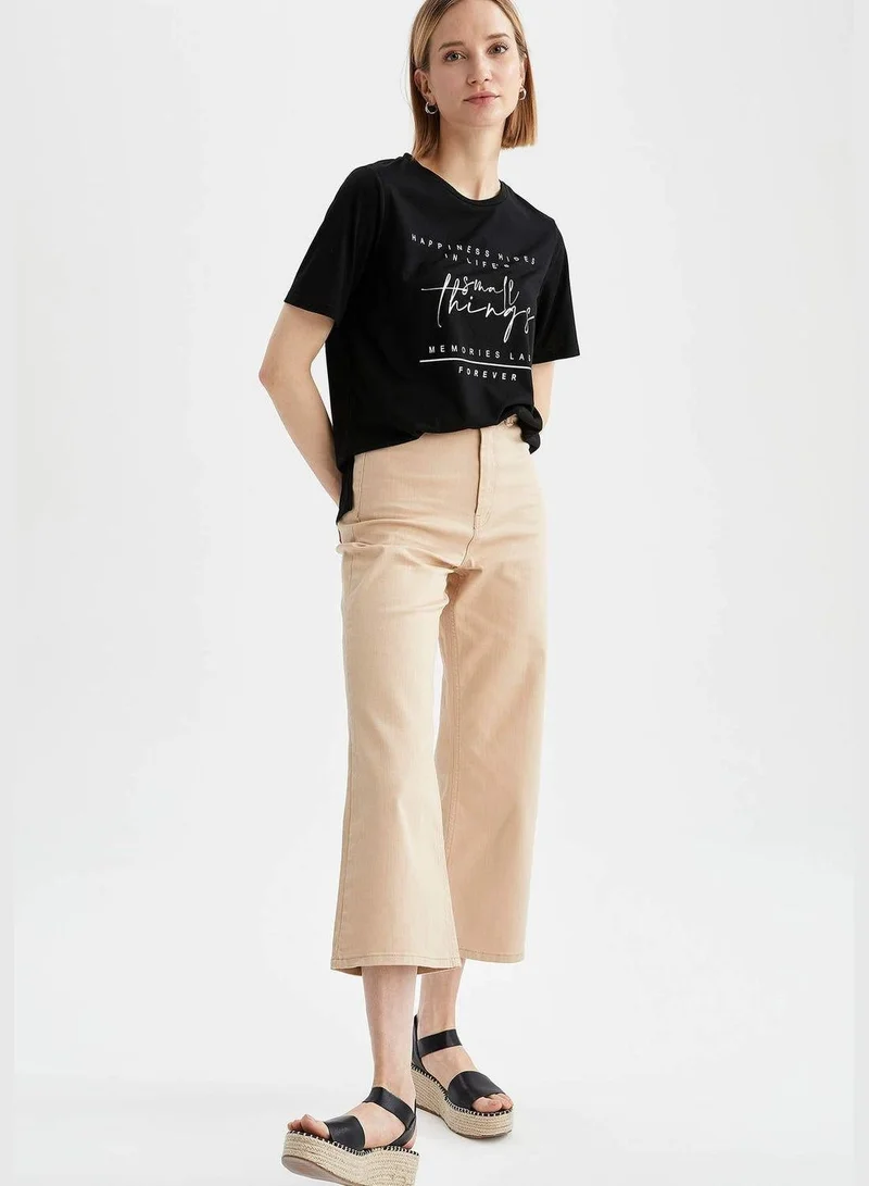 ديفاكتو تيشيرت نسائي محبوك بقصة عادية ورقبة دائرية وأكمام قصيرة