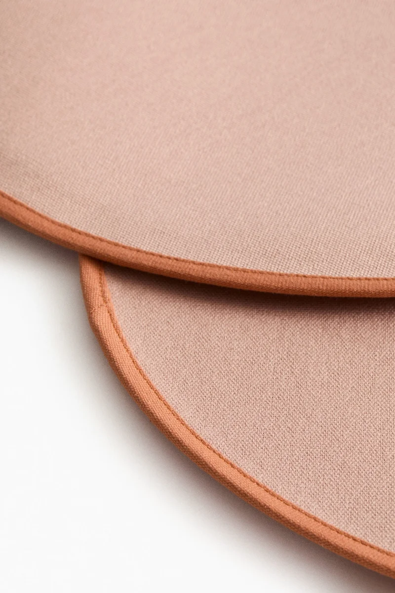 اتش اند ام طقم من 4 قطع من مفارش المائدة المقاومة للماء