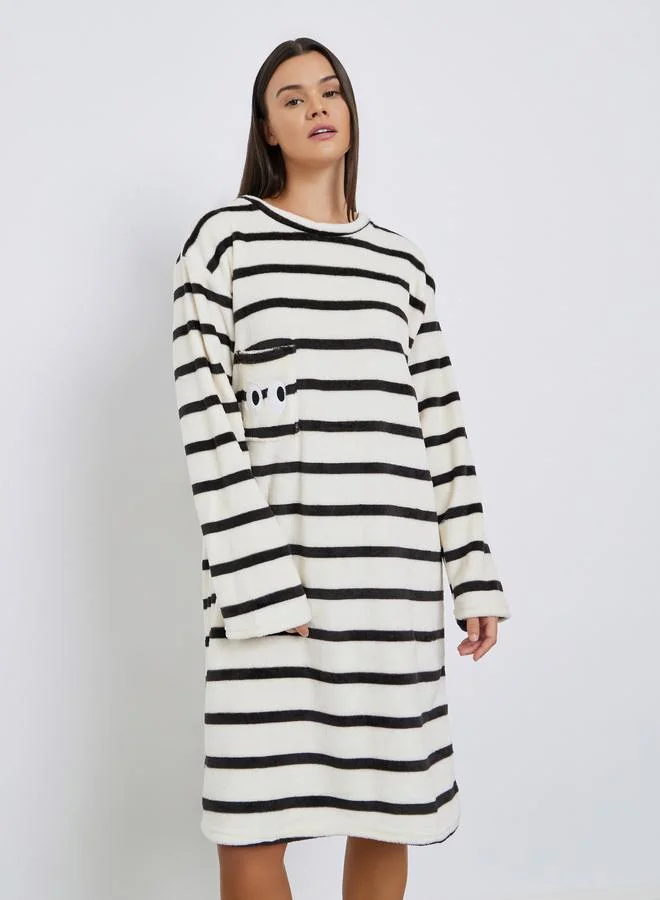 ستايلي قميص نوم بتفاصيل مُطرّزة مع جيب