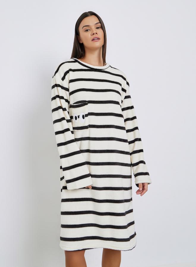 ستايلي قميص نوم بتفاصيل مُطرّزة مع جيب - Image 2