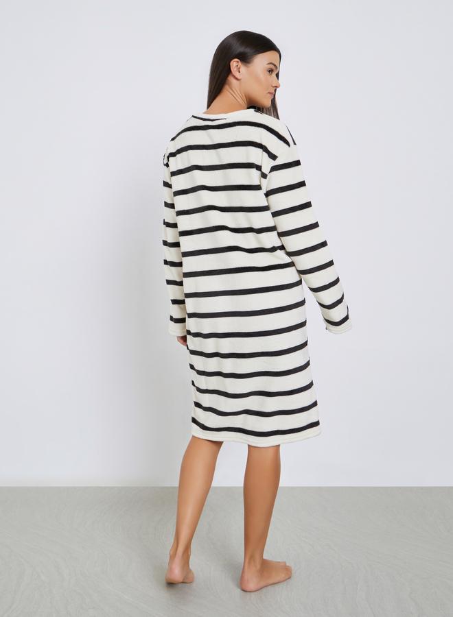 ستايلي قميص نوم بتفاصيل مُطرّزة مع جيب - Image 4