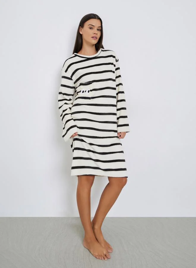 ستايلي قميص نوم بتفاصيل مُطرّزة مع جيب