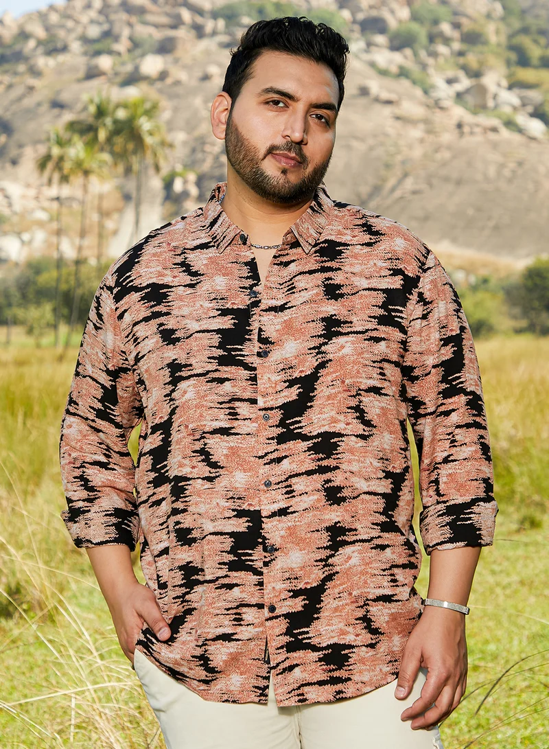 انستافاب بلس قميص رجالي مقاس كبير بلون بني وأسود بتصميم متباين ومريح للارتداء اليومي بياقة عريضة وأكمام طويلة بأزرار