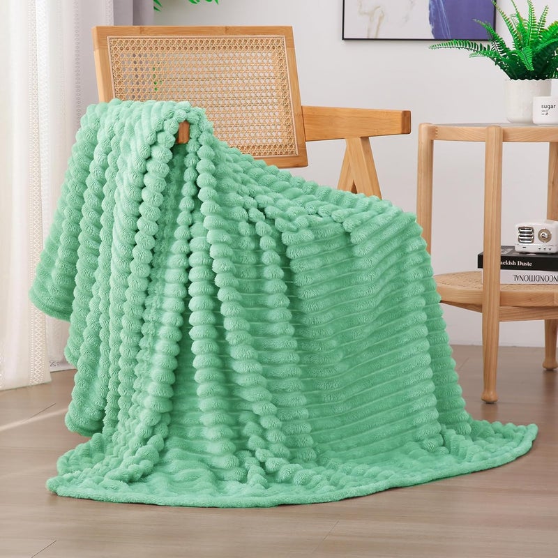 Linecooo بطانية من الصوف باللون الأخضر المنعش، مقاس 50” × 60”， مناسبة للأريكة أو السرير، ناعمة جدًا ومريحة، مصنوعة من القطن الميكروفيبر مع تصميم خطوط، خفيفة الوزن، مناسبة للبالغين والنساء والفتيات. - Image 1
