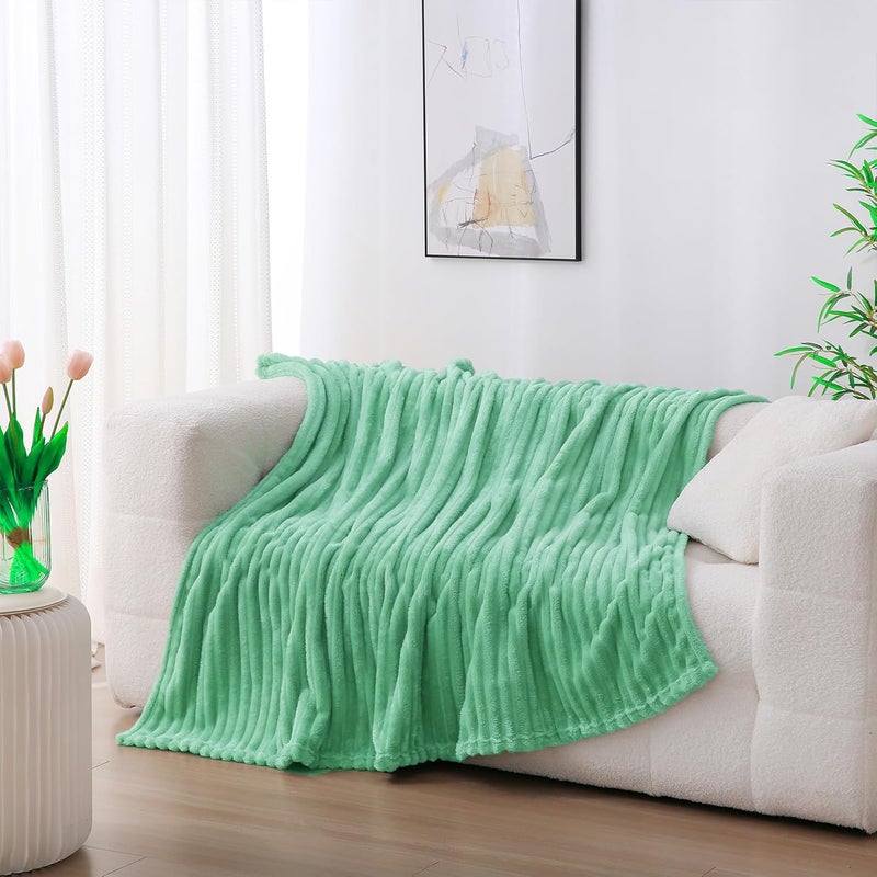Linecooo بطانية من الصوف باللون الأخضر المنعش، مقاس 50” × 60”， مناسبة للأريكة أو السرير، ناعمة جدًا ومريحة، مصنوعة من القطن الميكروفيبر مع تصميم خطوط، خفيفة الوزن، مناسبة للبالغين والنساء والفتيات. - Image 2