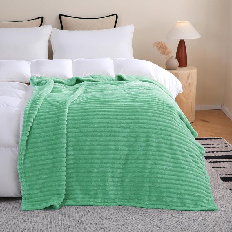 Linecooo بطانية من الصوف باللون الأخضر المنعش، مقاس 50” × 60”， مناسبة للأريكة أو السرير، ناعمة جدًا ومريحة، مصنوعة من القطن الميكروفيبر مع تصميم خطوط، خفيفة الوزن، مناسبة للبالغين والنساء والفتيات. - Image 4