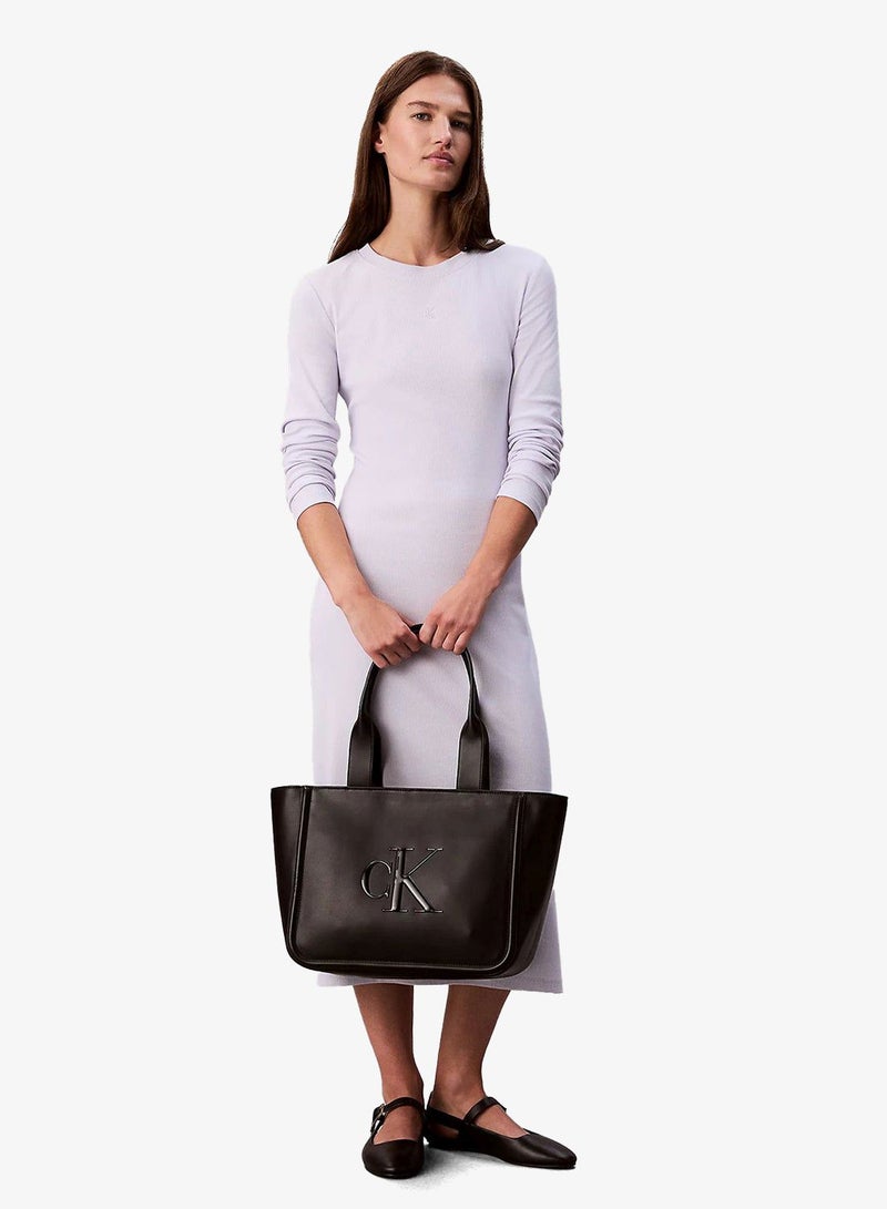 كالفن كلاين حقيبة يد متوسطة بشعار بارز - Image 2
