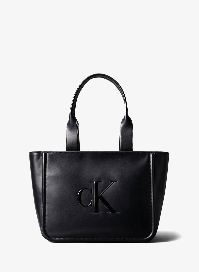 كالفن كلاين حقيبة يد متوسطة بشعار بارز - Image 1