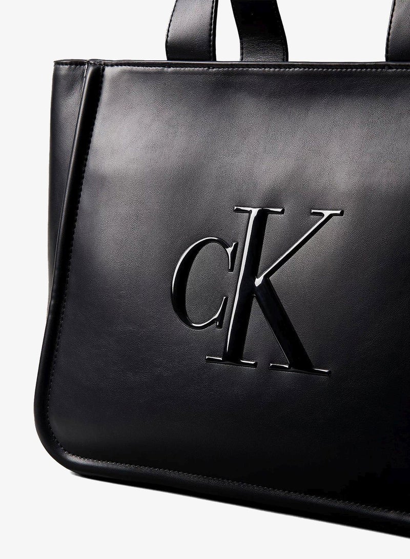 كالفن كلاين حقيبة يد متوسطة بشعار بارز - Image 4