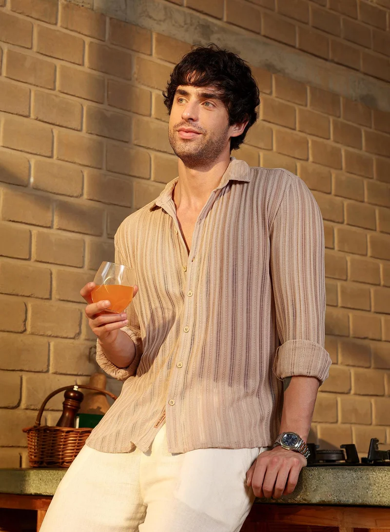 كامبوس سوترا قميص رجالي محبوك بنقوش جاكار بياقة ممتدة وأكمام طويلة بأزرار، بلون أبيض كريمي