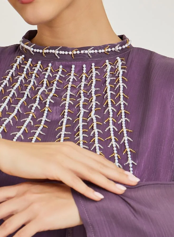 أميرة قفطان طويل بنفسجي مطرز