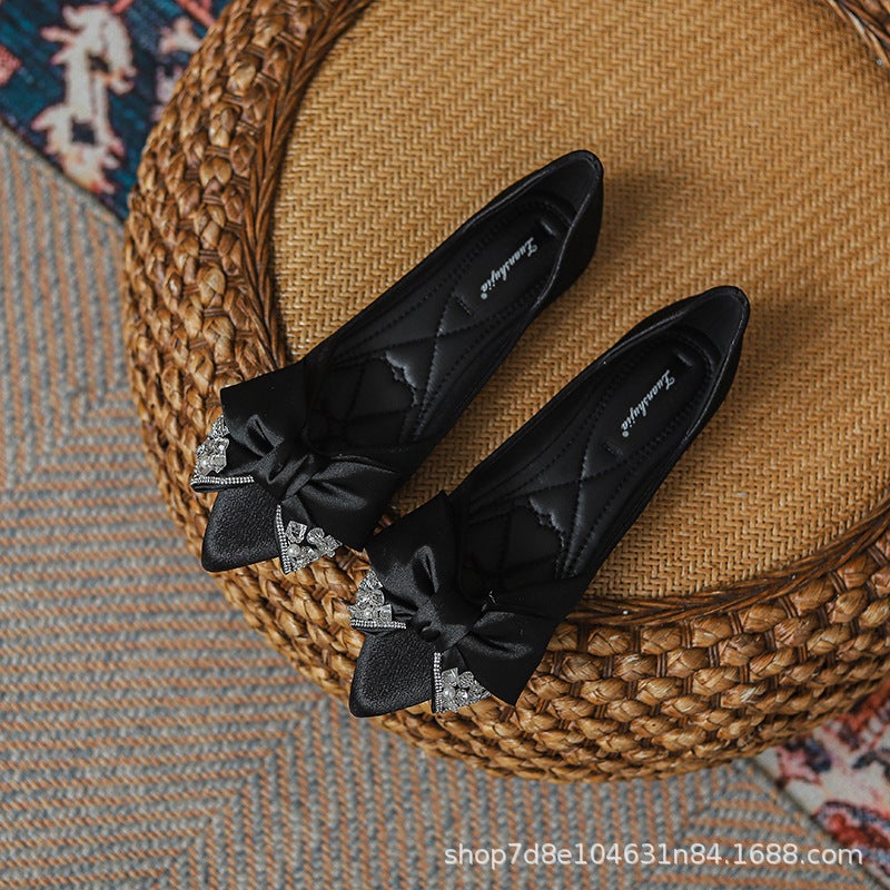 أحذية مسطحة منخفضة الكعب ذات فم ضيق مدبب للنساء، أنيقة مع لؤلؤة وزر قوس - Image 1