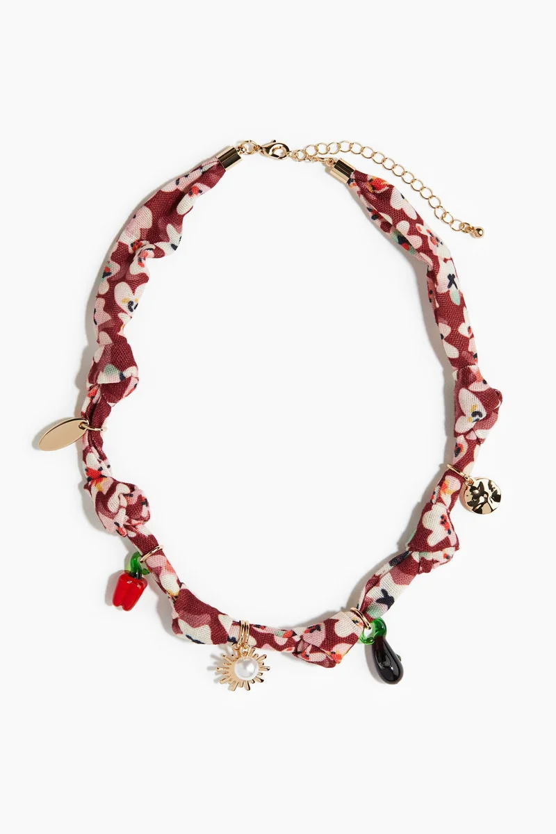 اتش اند ام قلادة مزيّنة بحلية