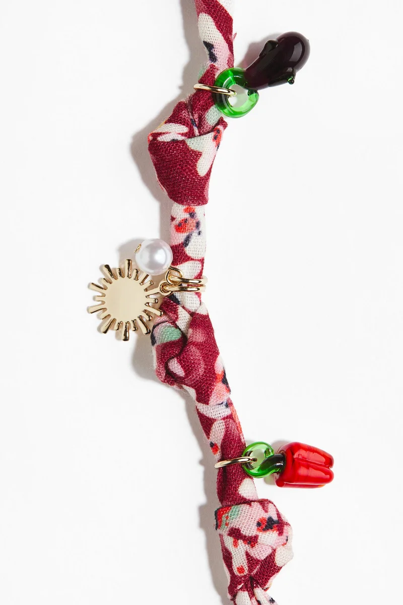 اتش اند ام قلادة مزيّنة بحلية