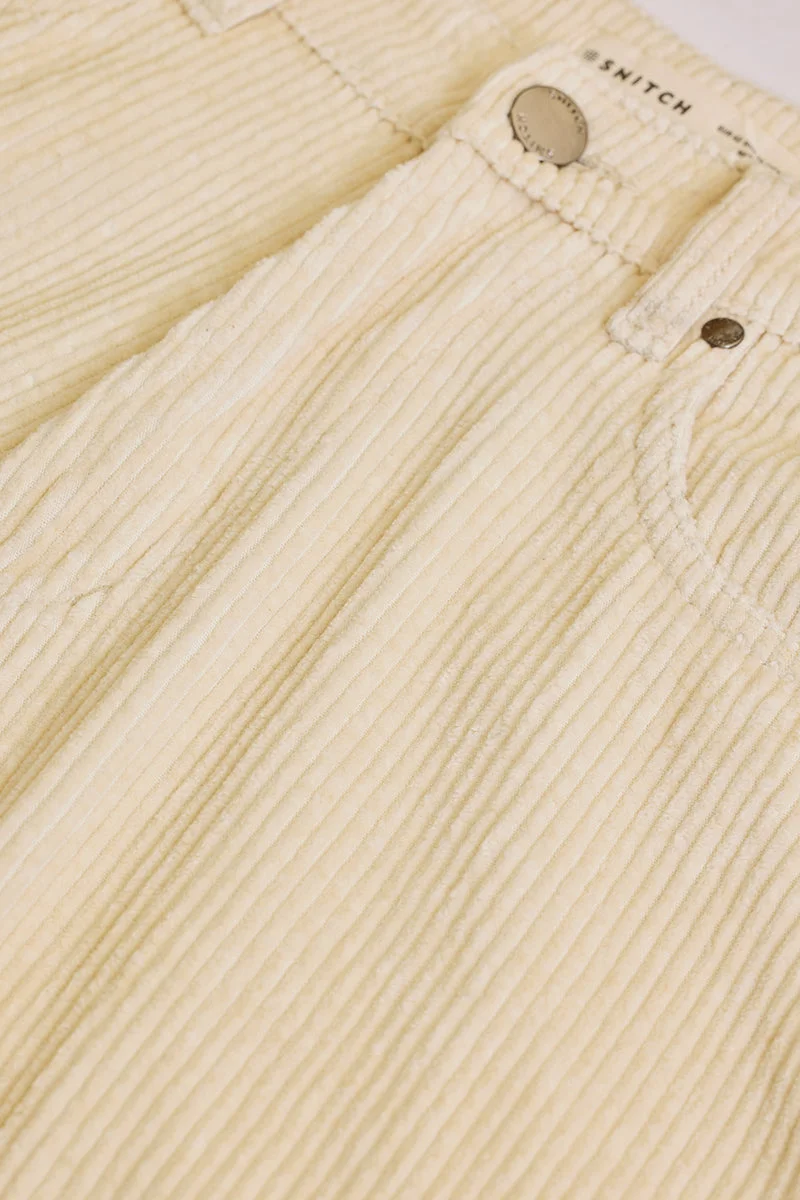 SNITCH بنطلون كارجو بقصة مريحة من قماش الكوردروي بلون كريمي