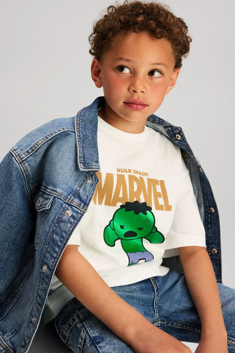 اتش اند ام تي-شيرت فضفاض بطبعة مميزة