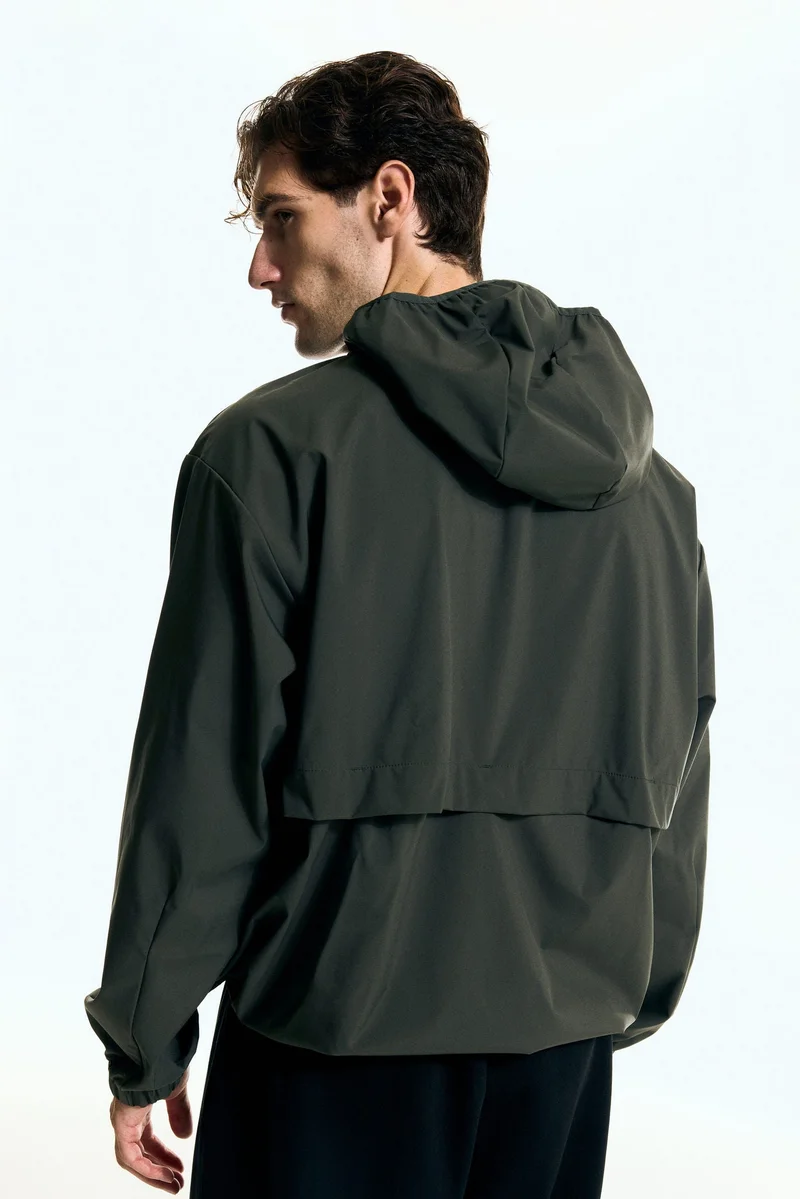 اتش اند ام جاكيت خفيف مقاوم للماء بقصّة عادية