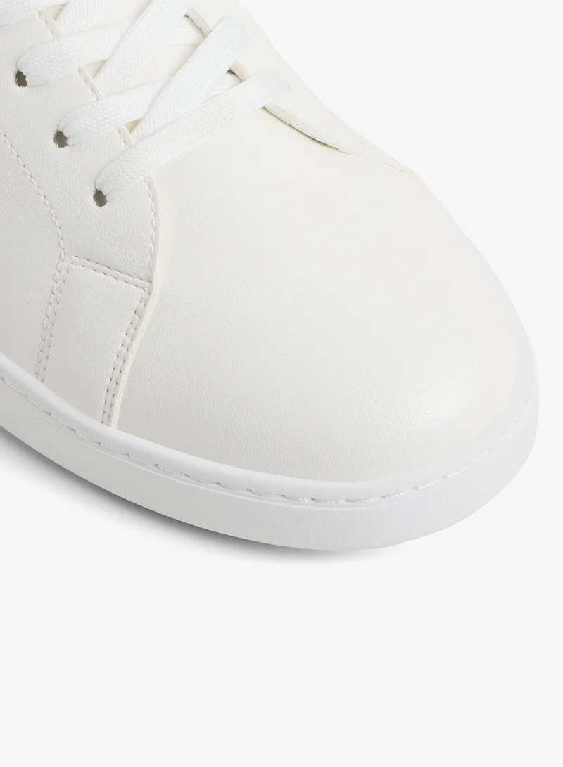 الدو حذاء رياضي برباط منخفض