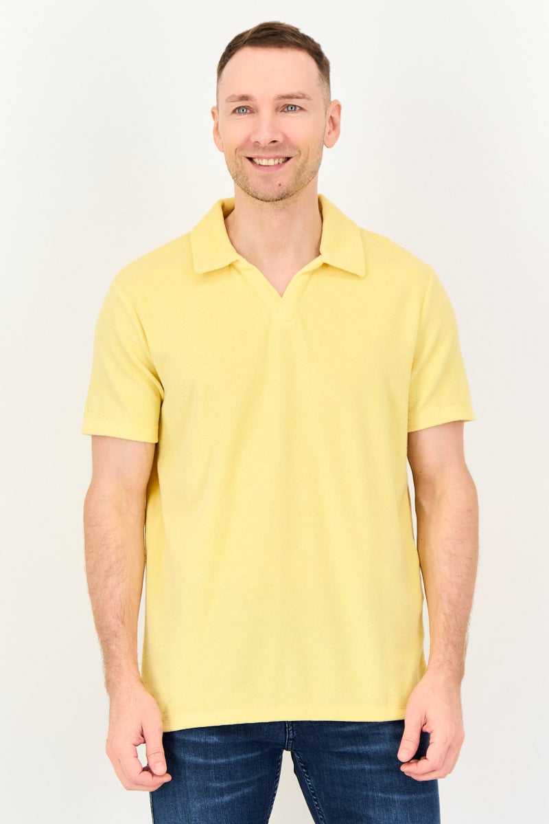 Lyle & Scott قميص بولو قصير الأكمام للرجال بتصميم عادي، أصفر - Image 1