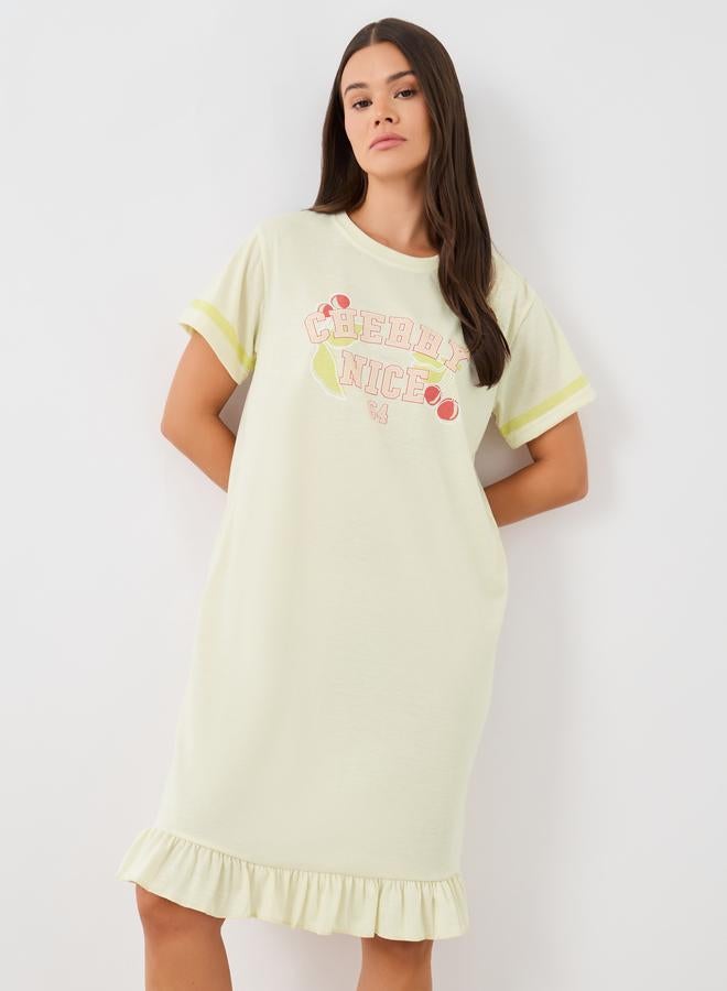 ستايلي قميص نوم بحافة مكشكشة وطبعة شعار ستايلي - Image 1