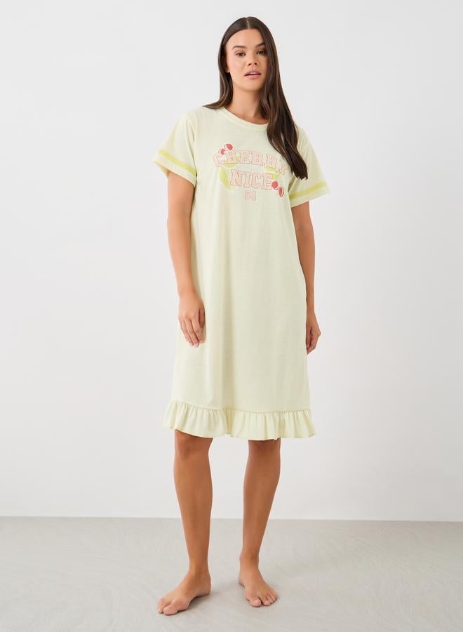 ستايلي قميص نوم بحافة مكشكشة وطبعة شعار ستايلي - Image 2