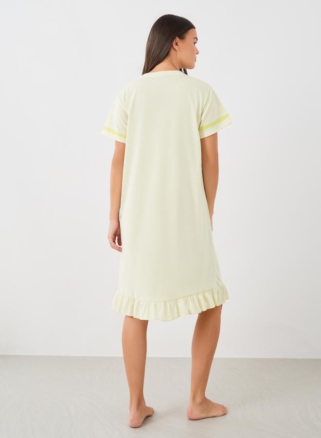 ستايلي قميص نوم بحافة مكشكشة وطبعة شعار ستايلي - Image 4