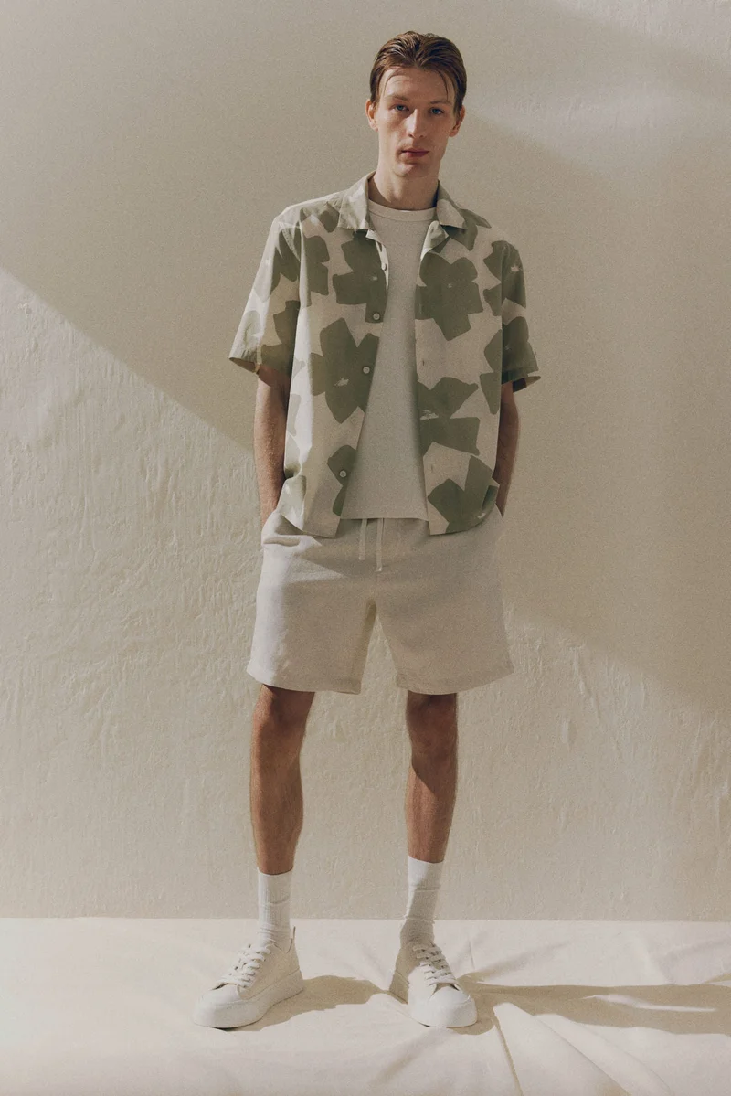 اتش اند ام قميص ريزورت من القطن بقصّة عادية