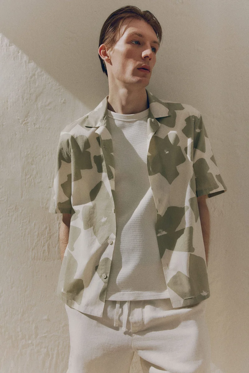 اتش اند ام قميص ريزورت من القطن بقصّة عادية