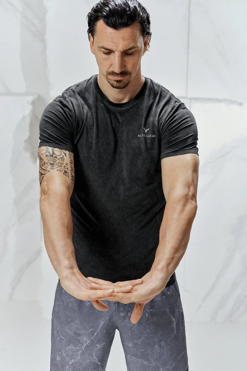 اتش اند ام بلوزة رياضية بقصّة ضيقة