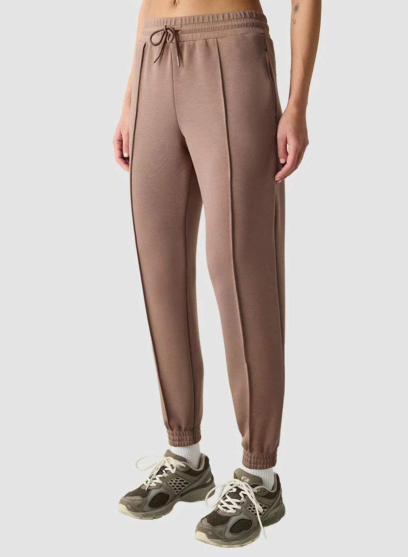 بنتي بنطلون رياضي مريح بلمسة حريرية