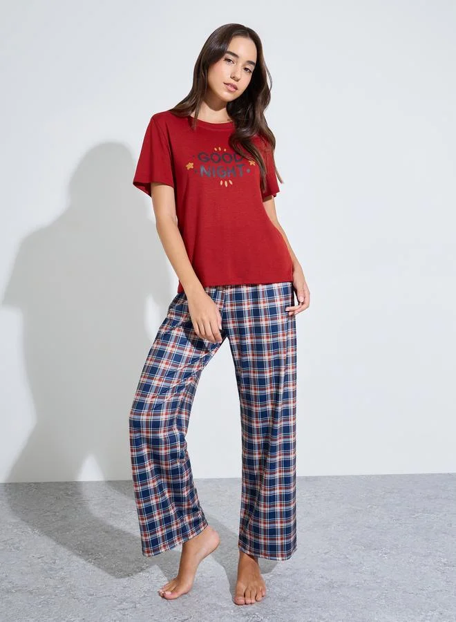 ستايلي Red Slogan T-Shirt and Checked Pyjama Set