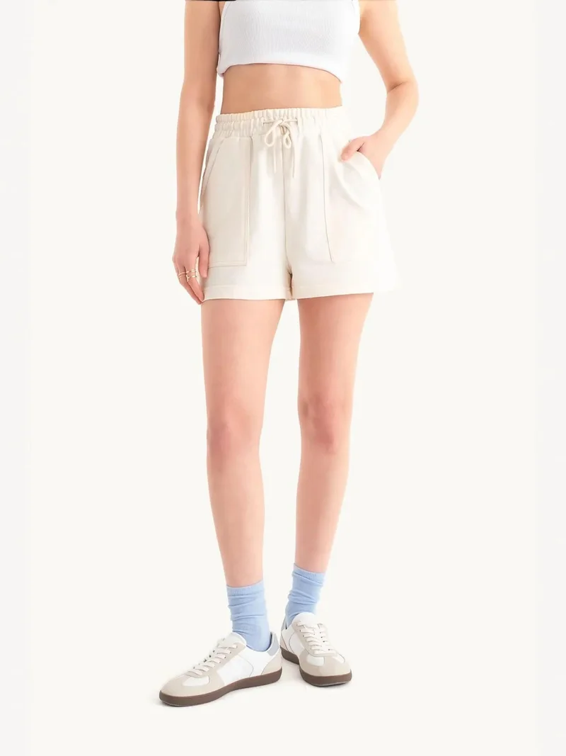 زوبعة شورت بخصر متوسط برباط وجيب